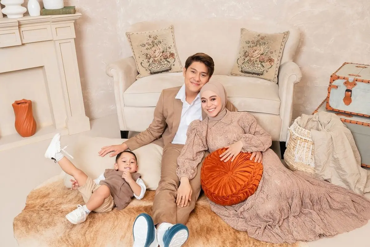 Potret Lesti Kejora bersama Rizky Billar dan Anak (Sumber: Instagram/@rizkybillar)
