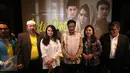Cagub DKI Jakarta Djarot Saiful Hidayat bersama Sekjen PDI-P Hasto Kristiyanto, sutradara Nurman Hakim, dan artis film berfoto bersama usai nonton bareng film Bid'ah Cinta di Jakarta, Sabtu (25/3). (Liputan6.com/Immanuel Antonius)