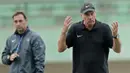 Alfred Riedl didampingi Wolfgang Pikal saat memimpin latihan Timnas Indonesia di Stadion Manahan, Solo (24/9/2016). (Bola.com/Peksi Cahyo)