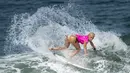 Aksi peselancar wanita AS, Tatiana Weston-Webb, saat berlomba di WSL Rio Pro Women's World Championship Tour di Pantai Grumari, Rio de Janeiro, Brasil. (AFP/Christophe Simon)