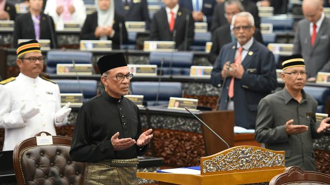 Pemimpin Partai Keadilan Rakyat Malaysia, Anwar Ibrahim mengikuti upacara pelantikan sebagai anggota parlemen di Gedung Parlemen, Senin (15/10). Anwar Ibrahim kembali ke panggung politik utama Malaysia usai memenangi pemilihan parlemen. (MOHD RASFAN/AFP)