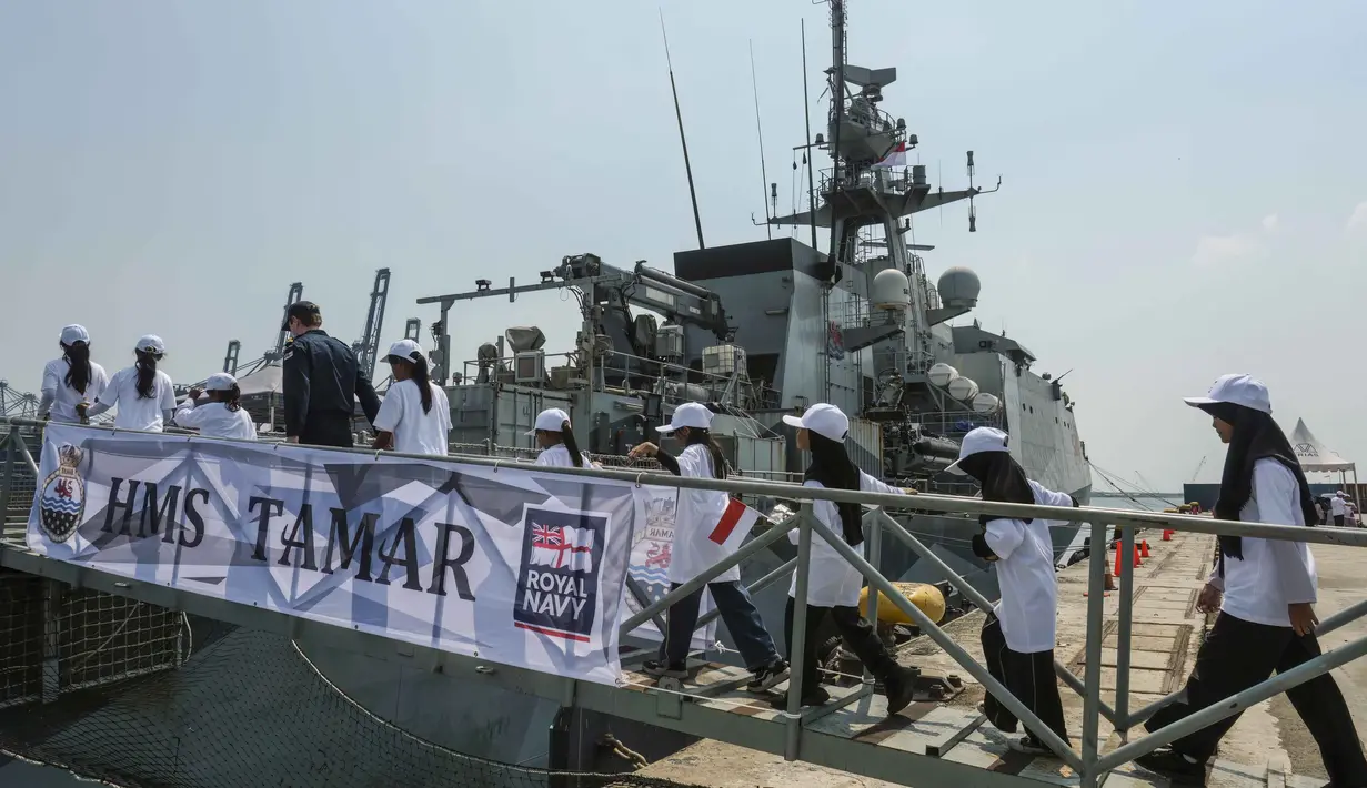 Anak-anak sekolah dasar Indonesia mengunjungi Kapal Perang Kerajaan Inggris His Majesty’s Ship (HMS) Tamar di Pelabuhan Tanjung Priok, Jakarta pada Rabu 17 Juni 2026. (BAY ISMOYO/AFP)