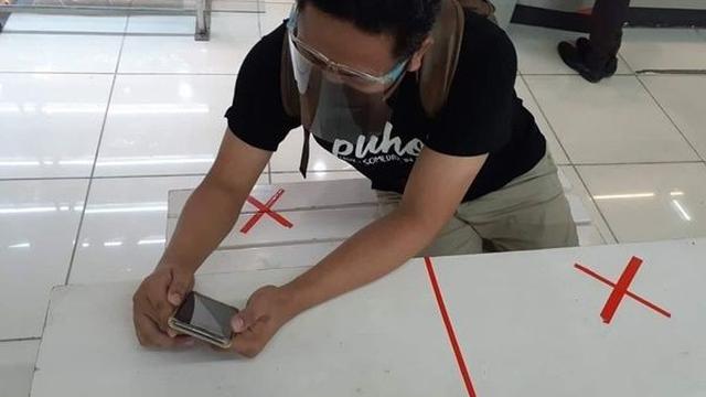 6 Potret Orang Taati Aturan Tanda 'X' Jaga Jarak Ini Kocak Banget