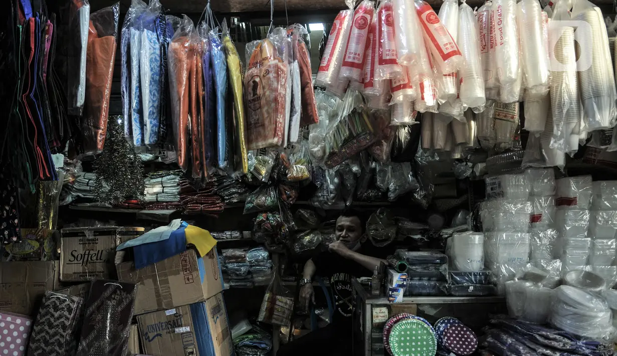 Abdullah duduk di dalam toko plastiknya saat menunggu pembeli di Pasar Tebet Barat, Jakarta, Selasa (30/6/2020). Abdullah berharap Pemprov DKI tidak hanya membuat peraturan larangan plastik sekali pakai, tetapi juga dapat segera memberikan solusi kepada pedagang. (merdeka.com/Iqbal S Nugroho)