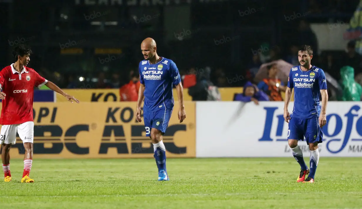 Amarzukih mencoba meminta maaf kepada bintang Persib Sergio Van Dijk ada pada laga Torabika SC 2016 antara Persib Bandung melawan Persija Jakarta di Stadion GBLA, Bandung, Sabtu (16/7/2016). (Bola.com/Nicklas Hanoatubun)
