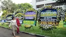 Puluhan karangan bunga memenuhi pelataran kantor DPP Partai Gerindra, tempat disemayamkannya Alm Suhardi, (29/8/2014). (Liputan6.com/Helmi Fithriansyah)