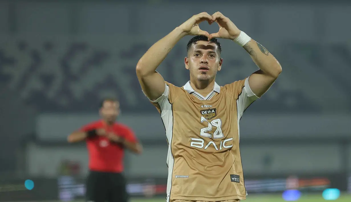 Pemain tengah Dewa United, Alexis Messidoro (kiri) saat berlaga melawan Tainan City FC pada matchday kedua Grup E AFC Challange League 2025-2026 di Stadion Indomilk Arena, Tangerang, Banten, Rabu (29/10/2025) malam WIB. (Bola.com/M Iqbal Ichsan)