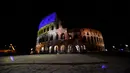 Pandangan umum ini menunjukkan Coliseum di Roma diterangi dengan warna bendera Ukraina, di Italia pada 24 Februari 2022. Warna kuning dan biru menerangi salah satu destinasi wisata paling ikonik di Roma tersebut sebagai solidaritas setelah invasi Rusia ke Ukraina. (Filippo MONTEFORTE / AFP)