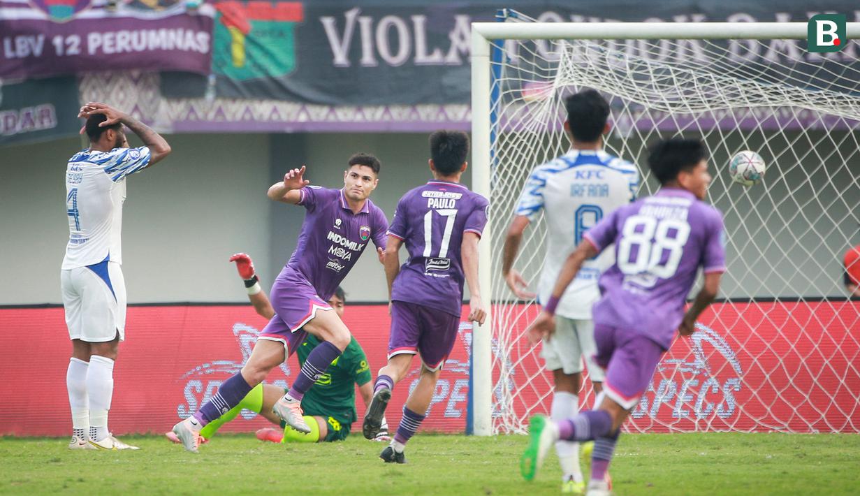 Pemain Persita Tangerang, Ramiro Fergonzi (tengah) merayakan gol ke gawang PSIS Semarang saat laga pekan ke-10 BRI Liga 1 2022/2023 antara Persita Tangerang melawan PSIS Semarang di Stadion Indomilk Arena, Tangerang, Rabu (14/9/2022). (Bola.com/Bagaskara Lazuardi)
