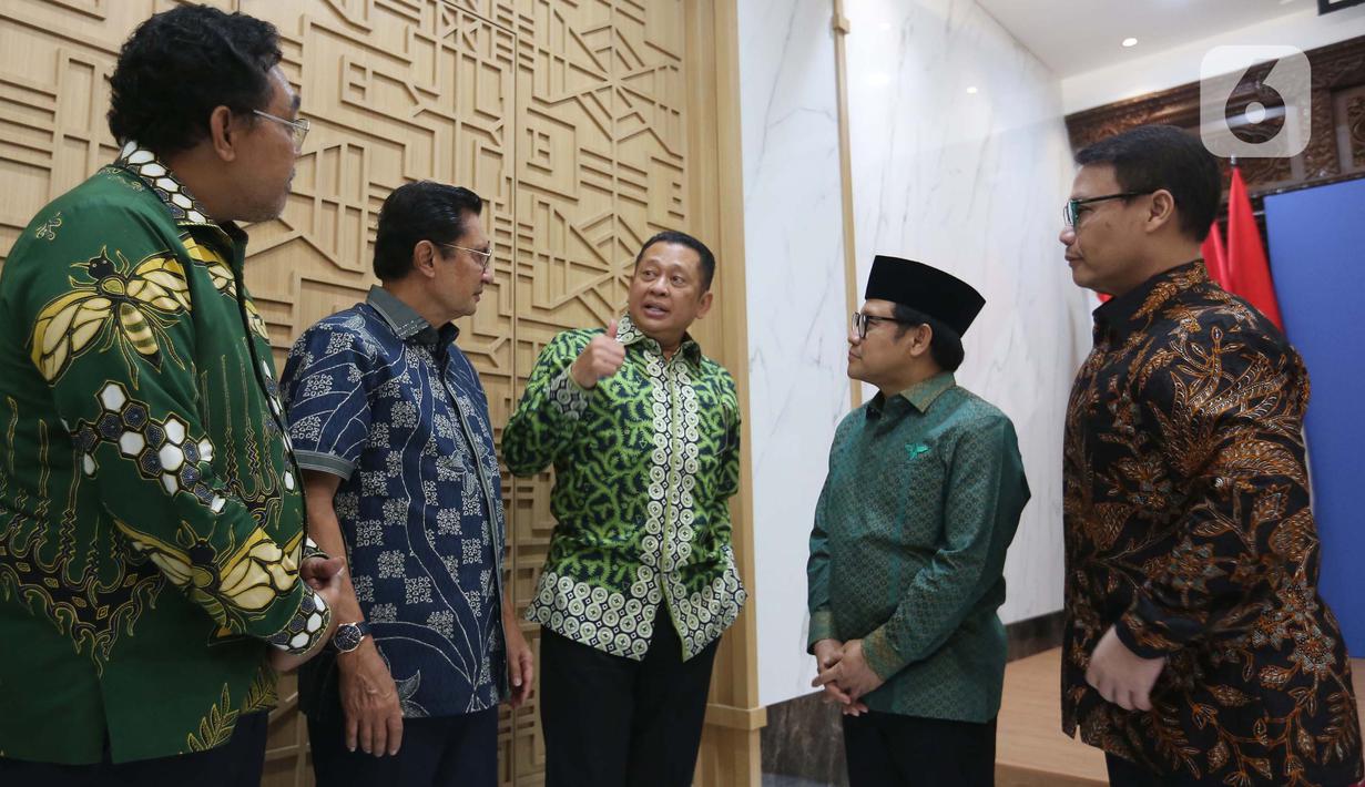 Ketua Majelis Permusyawaratan Rakyat (MPR) Republik Indonesia, Bambang Soesatyo (tengah) bersama pimpinan MPR lainnya bertemu dengan Ketua Umum Partai Kebangkitan Bangsa (PKB) Muhaimin Iskandar di kantor DPP PKB, Jakarta, Sabtu (8/6/2024). (Liputan6.com/Angga Yuniar)