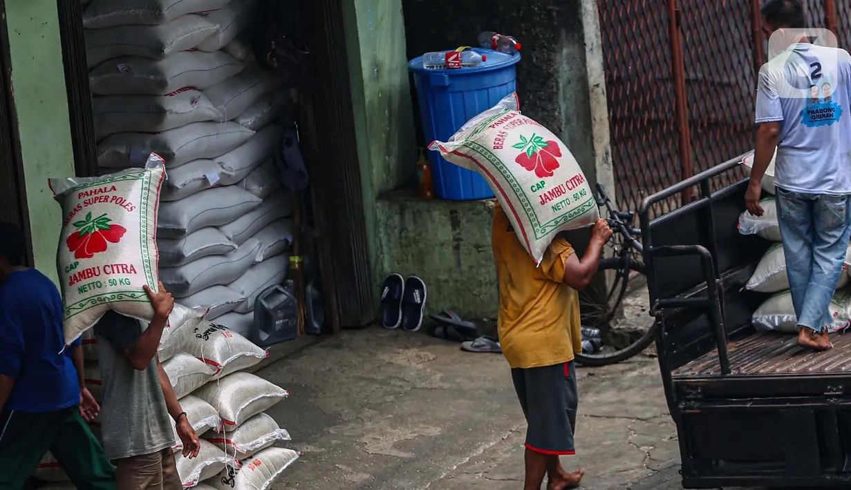 Sedangkan, untuk beras medium dijual pada kisaran harga Rp14.380 per kilogram. (Liputan6.com/Angga Yuniar)