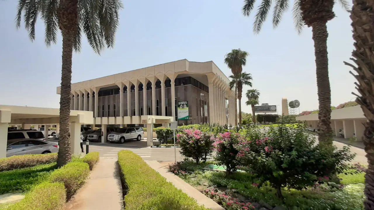 Percetakan Alquran terbesar di dunia  berada dalam Kompleks Percetakan Alquran Raja Fahd atau Majma Malik Fahd Li Thibaah Mushaf Syarif.  MCH 2019