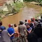 Warga Jodipan, Kota Malang, berkerumun melihat&nbsp;Tim SAR yang mencari tubuh Kurt Cobain bocah berusia 3 tahun 5 bulan yang tenggelam di Aliran Sungai Brantas pada Sabtu, 23 Maret 2024 (Istimewa)