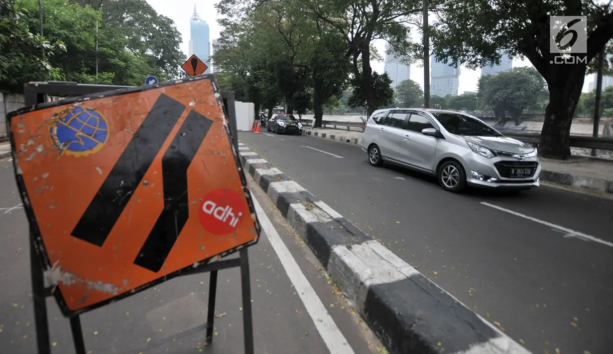 Kendaraan melintas di Jalan Setiabudi Tengah, Jakarta, Minggu (16/6/2019). Rekayasa lalu lintas dari arah Rasuna Said menuju Tanah Abang/Sudirman juga dialihkan melalui Jalan Galunggung-Jalan Margono Djoyokusumo dan seterusnya. (merdeka.com/Iqbal S. Nugroho)