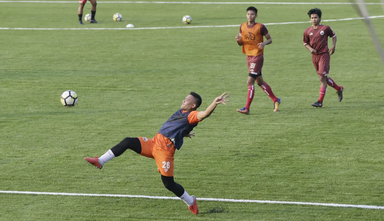 Kiper Persija Jakarta, Andritany Ardhiyasa, mengontrol bola saat latihan di Lapangan Aldiron, Jakarta, Senin (7/1). Sebanyak 29 pemain sudah bergabung dalam latihan perdana tersebut. (Bola.com/M Iqbal Ichsan)