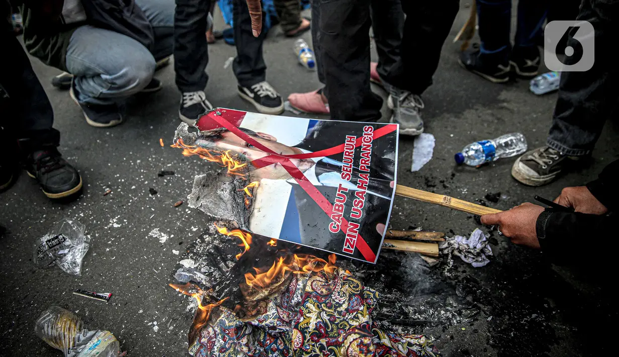 Massa dari berbagai elemen ormas Islam menginjak dan membakar poster Presiden Prancis Emmanuel Marcon di kawasan Sarinah, Jakarta, Senin (2/11/2020). Demonstrasi ini untuk mengecam Emanuel Macron atas pernyataannya yang dinilai telah menghina Islam dan Nabi Muhammad SAW. (Liputan6.com/Faizal Fanani)