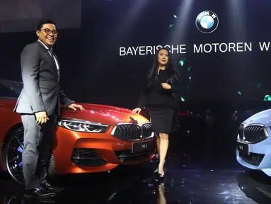 Vice President of Corporate Communications BMW Group Indonesia Jodie O'tania (kanan) bersama Vice President of Sales BMW Indonesia Bayu Riyanto berpose saat peluncuran all new BMW Seri 8 Coupe di Jakarta, Jumat (17/5/2019). BMW Seri 8 Coupe resmi mengaspal di Indonesia. (Liputan6.com/HO/Dani)