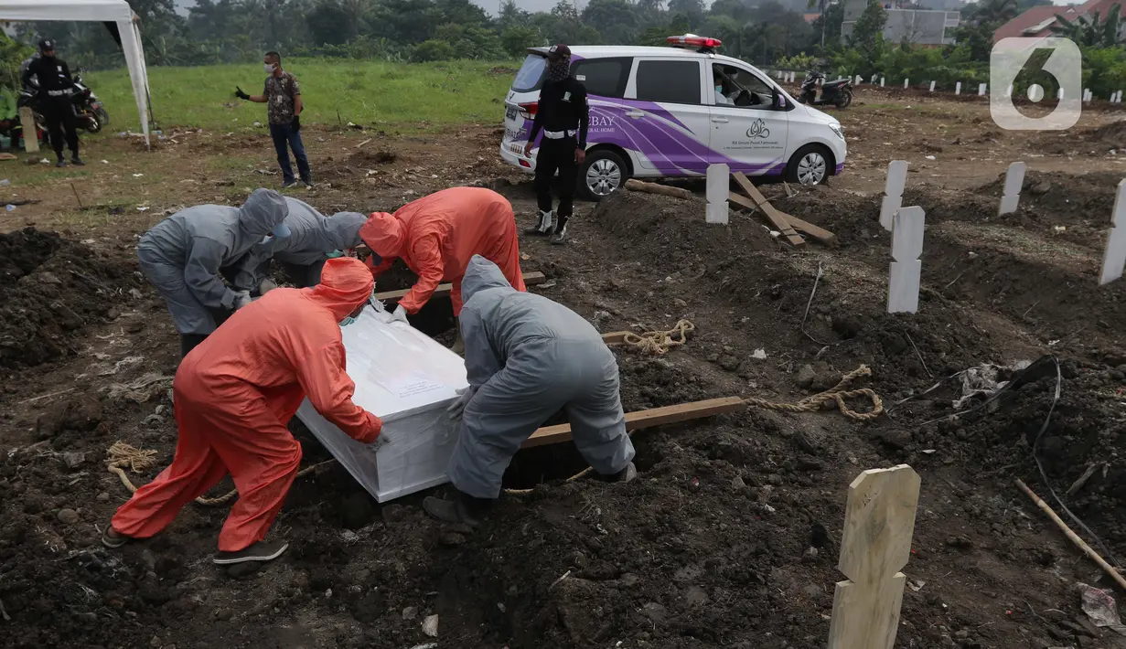 Petugas melakukan pemakaman jenazah dengan protokol Covid-19 di TPU Srengseng Sawah Dua, Jakarta, Kamis (18/3/2021). Dinkes DKI Jakarta mencatat penambahan kasus kematian akibat Covid-19 pada Maret 2021 berada diatas 40 atau meningkat dari 1,6 menjadi 1,7 persen. (Liputan6.com/Helmi Fithriansyah)