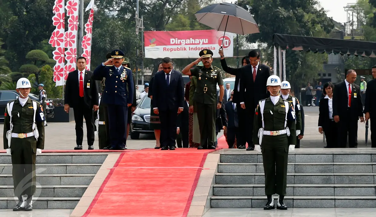 PM Timor Leste Rui Araujo didampingi Sekretaris Militer Presiden Marsekal Muda Hadi Tjahjanto (kiri) dan Kasdam Kodam Jaya Brigjen TNI Ibnu Tri Widodo (kanan) saat tiba di TMP Kalibata, Jakarta, Rabu (26/8/2015). (Liputan6.com/Yoppy Renato)