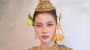 Aktris yang memiliki tinggi badan 165 cm ini terlihat begitu cantik memesona dengan Chut Thai. Chut Thai kian menyempurnakan penampilan Baifern yang terlihat anggun. Tak heran, aktris yang sering beradu akting dengan Mario Maurer ini disebut sebagai bidadari oleh fans nya sata pakai Chut Thai. (Liputan6.com/IG/@baifernbah)