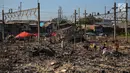 Kondisi bekas rumah warga Kampung Bandan yang habis terbakar, Jakarta, Senin (18/9). ). Hari kedua pasca kebakaran warga masih bertahan di lokasi bekas kebakaran dengan membangun tenda seadanya. (Liputan6.com/Faizal Fanani)