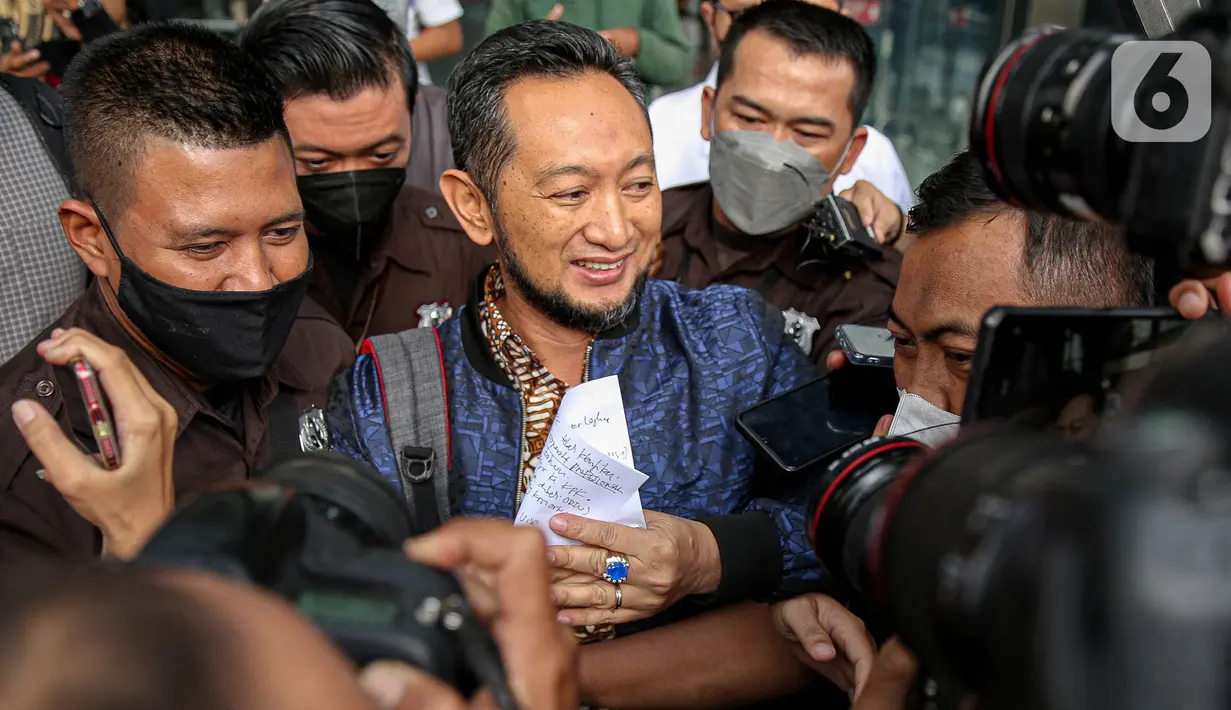 Awak media berusaha meminta keterangan Kepala Kantor Bea Cukai Makassar Andhi Pramono usai menjalani pemeriksaan di Gedung Merah Putih KPK, Jakarta, Selasa (14/3/2023). Berdasarkan LHKPN terakhirnya, Adhi tercatat punya kekayaan Rp13,7 miliar. Kekayaannya terdiri dari berbagai sumber. (Liputan6.com/Faizal Fanani)