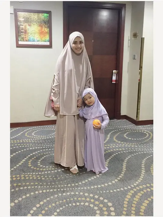 Selain melaksanakan ibadah umrah, Ayu Ting Ting ingin merasakan malam pergantian tahun di Tanah Suci. Ia mengaku bahwa ini merupakan pertama kalinya merayakan tahun baru di Mekkah. (Instagram/ayutingting92)