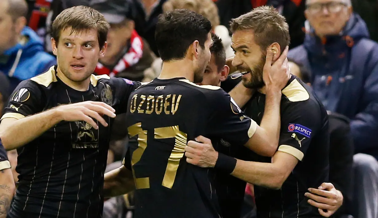 Gelandang Rubin Kazan, Marko Devic (kanan) melakukan selebrasi usai mencetak gol kegawang Liverpool pada  laga lanjutan Grup B Liga Europa di Anfield, Jumat (23/10/2015). Liverpool bermain imbang dengan Rubin Kazan dengan skor 1-1. (Reuters/Carl Recine)