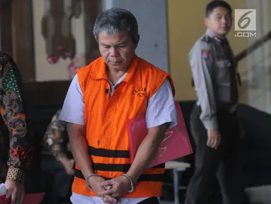 Supervisor KPP Pratama Ambon, Sulimin Ratmin seusai menjalani pemeriksaan di Gedung KPK, Jakarta, Jumat (18/1). Sulimin diperiksa sebagai tersangka untuk melengkapi berkas kasus suap terkait pengurangan kewajiban pajak pribadi. (Merdeka.com/Dwi Narwoko)