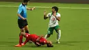 Pemain Timnas Indonesia U-23, Ilham Udin Armayn (kanan), berbicara dengan wasit Kim Heegon setelah melakukan pelanggaran terhadap pemain Myanmar U-23. (Bola.com/Arief Bagus)