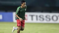 Gelandang Indonesia, Evan Dimas, saat pemanasan sebelum melawan Chinese Taipei pada laga Grup A Asian Games di Stadion Patriot, Bekasi, Minggu (12/8/2018). Indonesia menang 4-0 atas Chinese Taipei. (Bola.com/Vitalis Yogi Trisna)