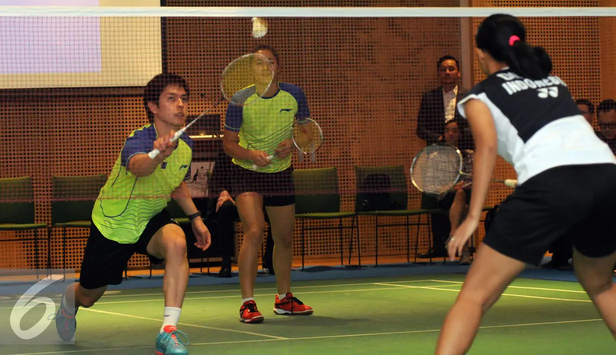 Pebulutangkis ganda campuran Australia, Matthew Chau dan Gronya Somerville mengembalikan bola saat laga eksebisi melawan Indonesia jelang Indonesia Open 2016 di Kedubes Australia, Jakarta, Kamis (26/5/2016). (Liputan6.com/Helmi Fithriansyah)
