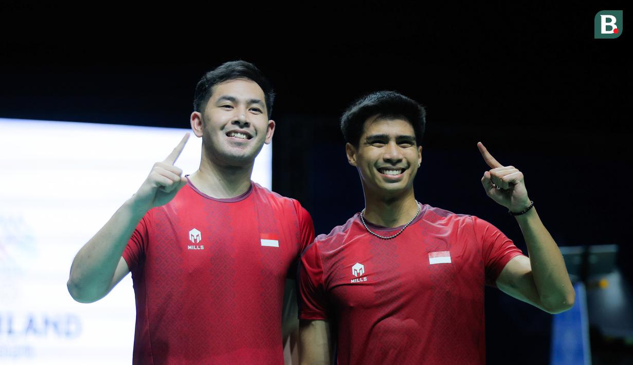 Ganda putra Indonesia Sabar Karyaman Gutama/Moh. Reza Pahlevi Isfahani, melakukan selebrasi setelah menaklukkan wakil Malaysia, Aaron Chia/Soh Wooi Yik pada laga final SEA Games 2025 di Thammasat University Rangsit Campus, Pathum Thani, Minggu (14/12/2025). (Bola.com/Bagaskara Lazuardi)