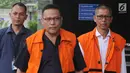 Tersangka mantan Kalapas Sukamiskin, Wahid Husein (kanan) dan pejabat Kemendagri Dudy Jocom (tengah) tiba di Gedung KPK, Jakarta, Selasa (7/8). Wahid Husein dan Dudy Jocom tiba dengan mengenakan rompi tahanan. (Merdeka.com/Dwi Narwoko)