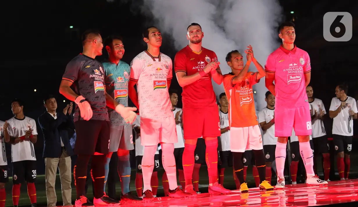 (kiri-kanan) Pemain Persija Andri Tani, Adixi Lizivio, Ryuji Utomo, Marko Simic, Riko Simanjuntak, dan Sahar Ginanjar saat menunjukkan jersey baru Persija di SUGBK, Jakarta, Minggu (23/2/2020). (Liputan6.com/Angga Yuniar)