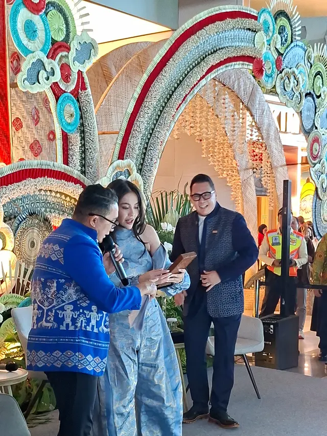 Agnez Mo menerima Apresiasi Indonesia Berkarya dari PT Angkasa Pura Indonesia (Persero) atau InJourney Airports di Terminal 3 Bandara Internasional Soekarno-Hatta, Sabtu (29/8/2026). (Liputan6.com/Pramita)