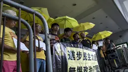 Pemimpin mahasiswa Joshua Wong (ketiga kiri) dikelilingi oleh pendukung saat ia tiba di Pengadilan Hong Kong, Cina, Jumat (28/8/2015). Wong didakwa melanggar hukum dan menghasut orang lain untuk berpartisipasi dalam unjuk rasa. (REUTERS/Tyrone Siu)