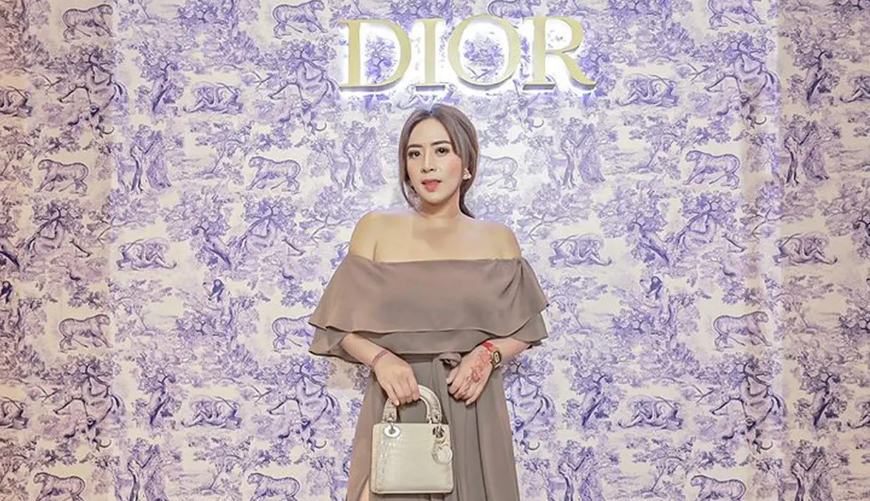 Pemilik nama lengkap Kadek Maharani Kemala Dewi baru saja menghadiri acara brand ternama, Dior. Ia tampil cantik dan anggun mengenakan dress panjang berwarna coklat nude. (Liputan6.com/IG/@maharanikemala)