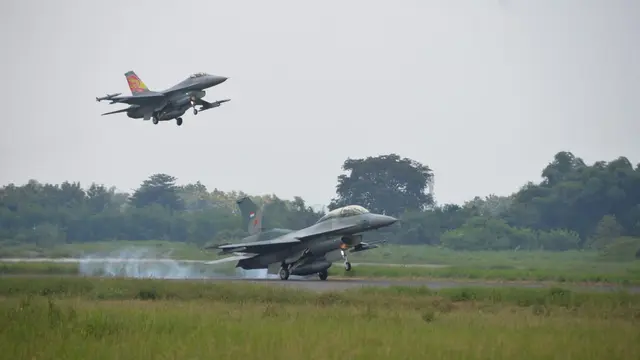 TNI Angkatan Udara siagakan pesawat tempur F-16 Fighting Falcon Skadron Udara (Skadud) 14 untuk mengamankan Konferensi Tingkat Tinggi (KTT) ASEAN ke-42 di Labuan Bajo, NTT, pada 9-11 Mei.