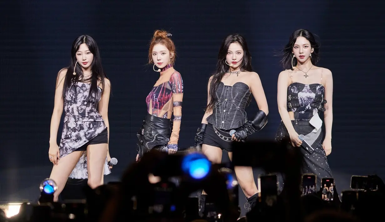 aespa telah memulai tur SYNK: HYPER LINE pada bulan Februari dengan konser di Seoul sebelum pindah ke empat kota di Jepang (Osaka, Tokyo, Saitama, dan Nagoya) dan Asia Tenggara (Jakarta dan Bangkok). (Foto: Twitter/ SMTOWNGLOBAL)