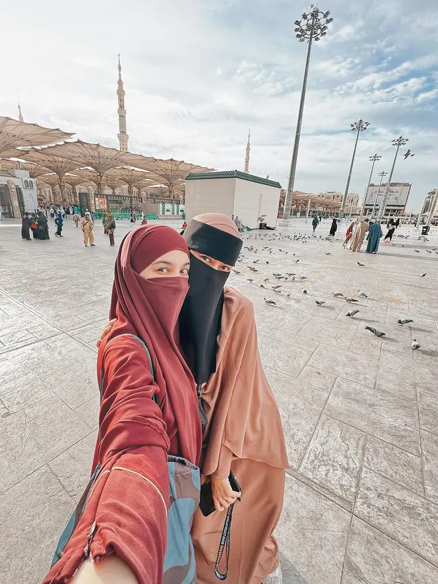 7 Potret Paula Verhoeven Jalani Umroh di Bulan Ramadhan, Tampil Bercadar