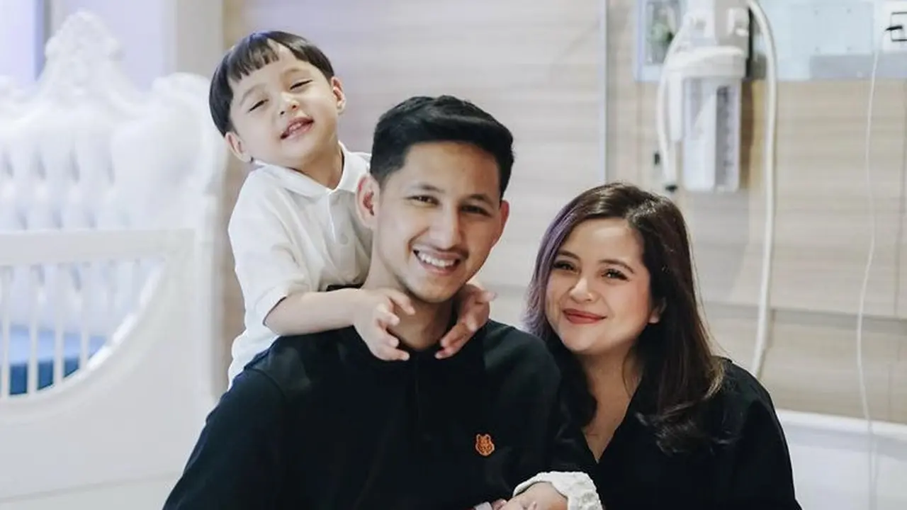 Momen Perdana Tasya Kamila Foto Bareng Keluarga Lengkap, Gaya Usil Arrasya pada Adik Bikin Gemas
