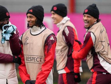 Pemain Bayern Munchen menjalani sesi latihan dengan penuh canda tawa jelang menghadapi Slovan Bratislava di Liga Champions. (AP Photo/Matthias Schrader)