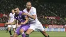 Gelandang Sevilla asal Prancis, Steven N'Zonzi (kanan) merupakan salah satu legiun Prancis yang ikut dalam laga menarik kontra Real Madrid.  (EPA/Raul Caro)