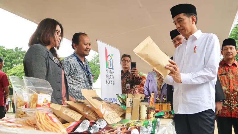 Presiden Joko Widodo (Jokowi) menjumpai 500 nasabah Mekaar binaan PT Permodalan Nasional Madani (Persero) di Alun-alun Kota Bekasi. Dok Kementerian BUMN