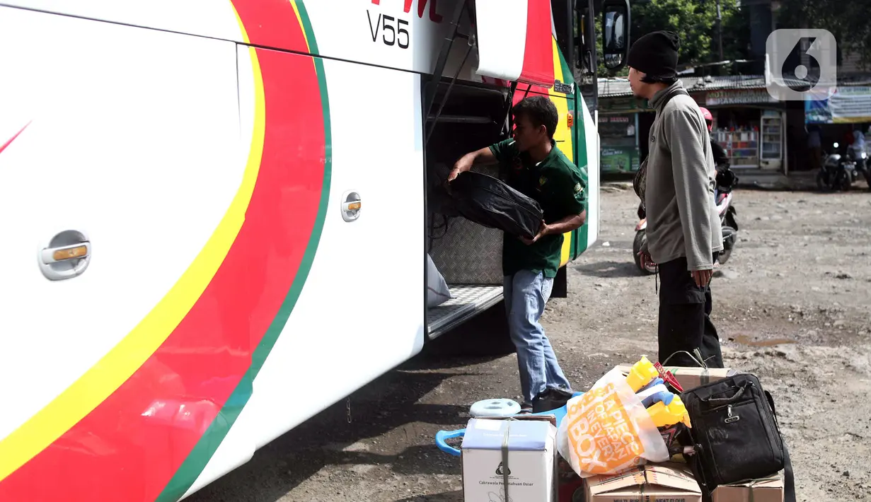 Sejumlah calon penumpang menaikkan barang bawaan ke bagasi bus di Terminal Lebak Bulus, Jakarta, Senin (5/9/2022). PO Bus Antar Kota Antar Provinsi (AKAP) mengatakan harga tiket naik berkisar 15 - 20 persen akibat kenaikan harga bahan bakar minyak (BBM). (Liputan6.com/Herman Zakharia)