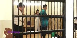 Saipul Jamil memimpin solat berjamaah sebelum persidangan.