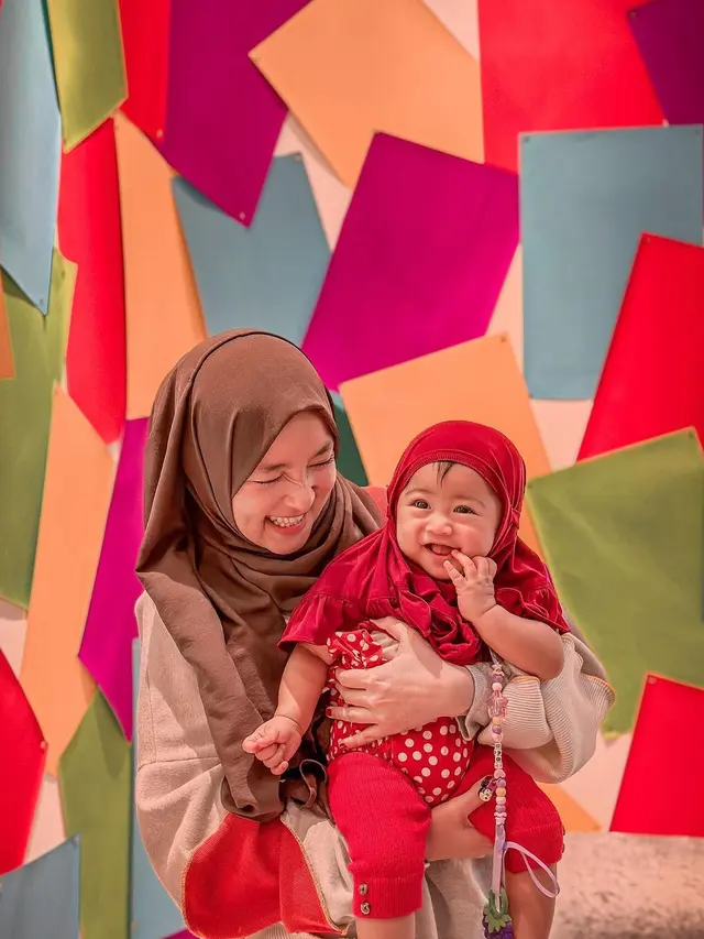 6 Momen Nissa Sabyan Momong Baby Moana Anak Ria Ricis, Terlihat Santai