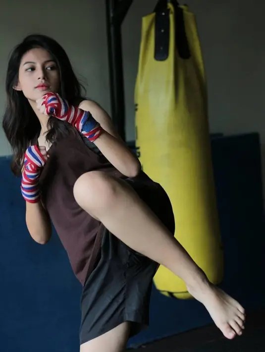 Bahkan dirinya juga dikenal sebagai atlet karate yang beprestasi. Pesonanya tetap memukau meski dibalut kaos sederhana saat berlatih karakte. (Liputan6.com/IG/@laniafira)