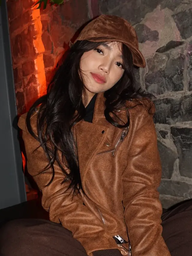 Fuji an tampil serba coklat saat liburan di Melbourne, Australia. [@fuji_an]